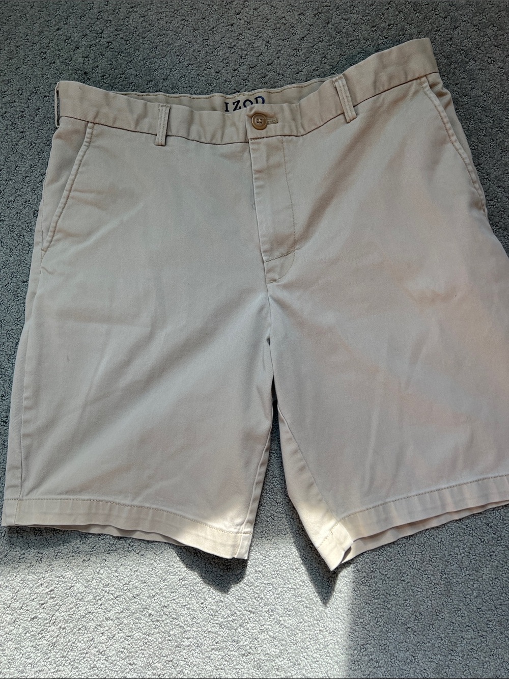 Like new Izod Men’s 34 waist Khaki Flat Front Shorts-9.5 inseam